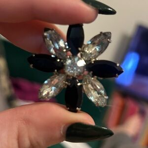 4.574 Vintage brooch, silver tone, flower, black crystals